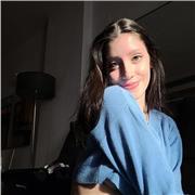 Profesora de francés imparte clases a niños de todas las edades